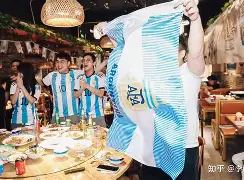 包含巴塞罗那球员集体庆祝进球，展现团队合作精神的词条