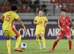 包含巴塞罗那球员集体庆祝进球，展现团队合作精神的词条