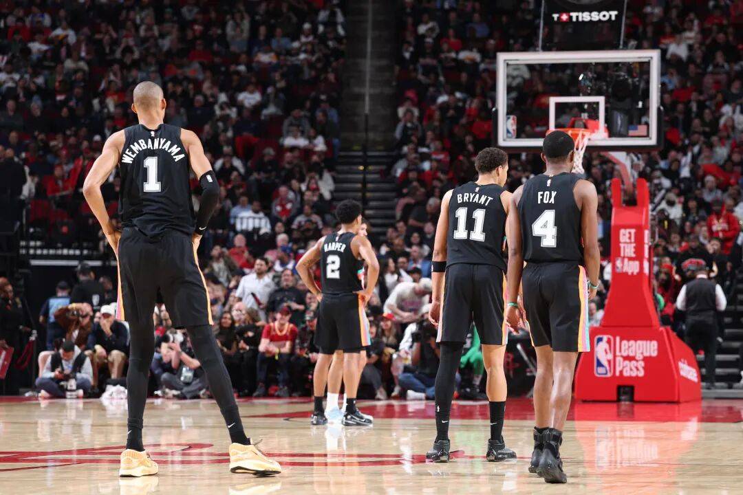 马刺三连胜硬汉,菜鸟表现亮眼,老将称赞新秀的简单介绍 马刺三连胜硬汉,菜鸟表现亮眼,老将称赞新秀的简单介绍