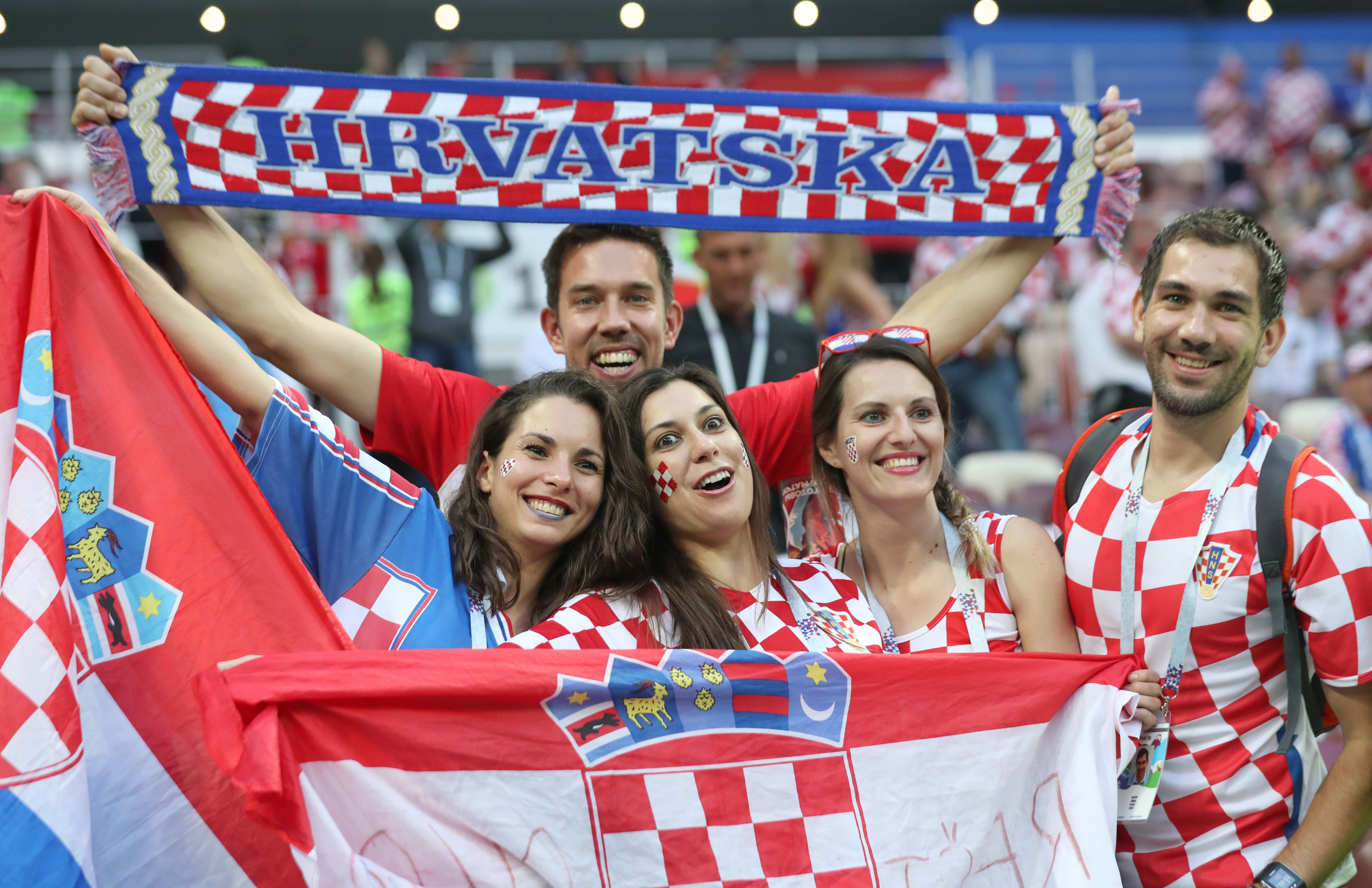 国际足球赛事吸引着众多球迷观看(国际足球十大精彩比赛)