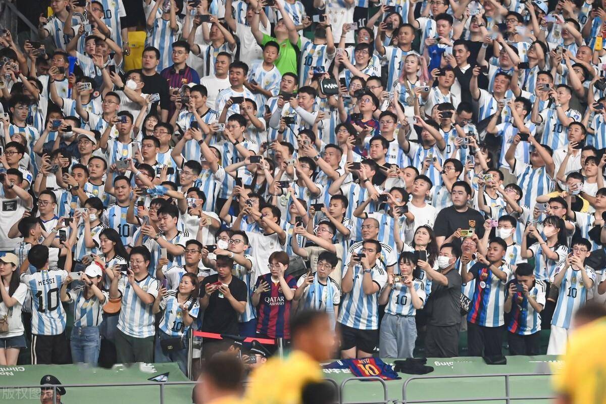 国际足球赛事吸引着众多球迷观看(国际足球十大精彩比赛)