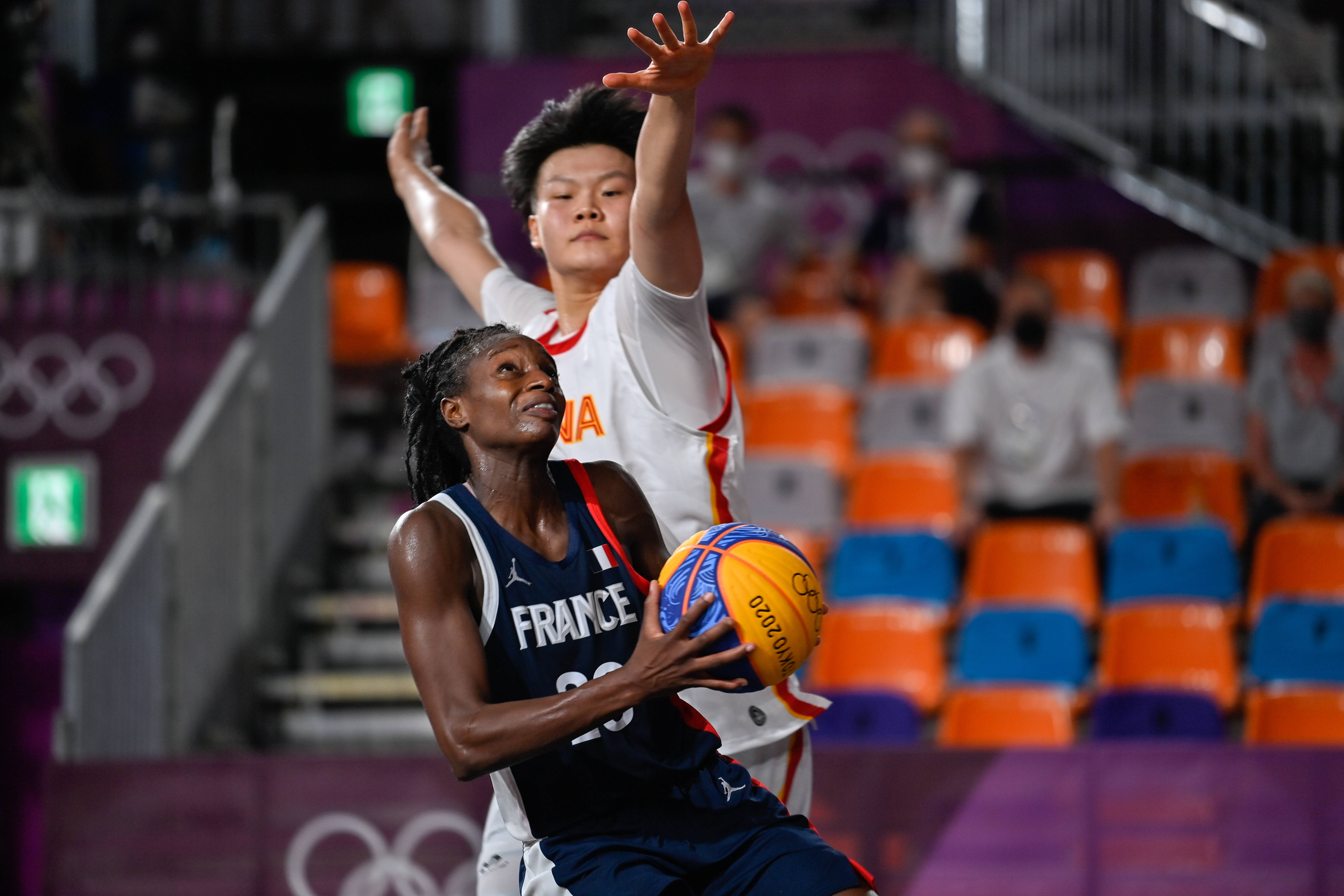 法国篮球队在国际比赛中表现出色，获得晋级资格