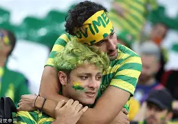 竞技场上情绪高涨！球迷期待看好戏(在足球比赛现场发现个别球迷情绪激动)